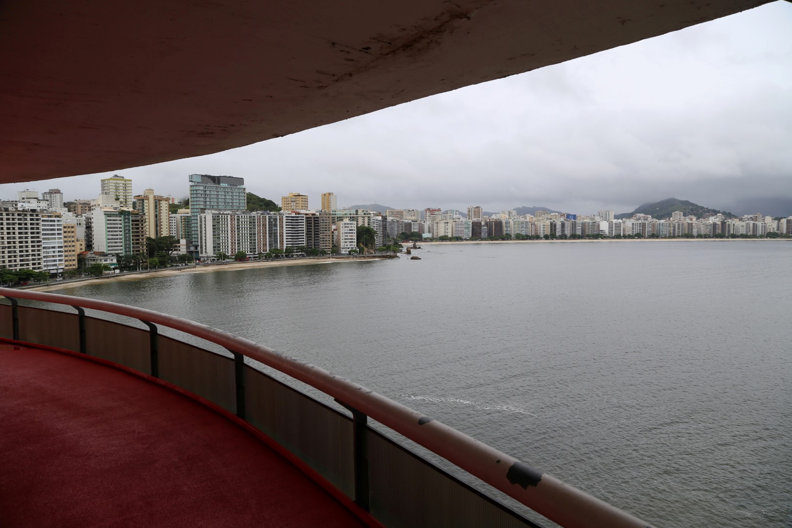 Vista de Niterói na sacada do MAC desenhado por Oscar Niemeyer