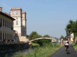 Ponte Robecco (para pedestres) e o imponente Palazzo Archinti