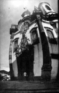 Foto de igreja em Ouro Preto tirada com a latinha