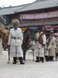 Cavaleiros num festival pra turistas em Lijiang