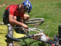 consertando a bicicleta nos Andes