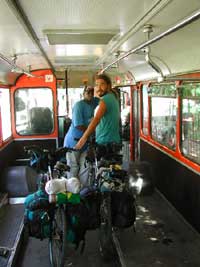 Ônibus para o transporte de bicicletas e motos