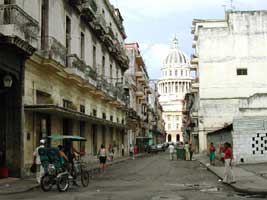 O Capitólio de Havana entre as ruas da capital