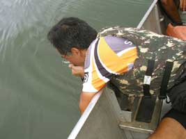 Hiroto bebendo água do Tietê na foz em Itapura