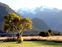 Monte Tasman: Esta é a foto do paraíso! Na verdade tem-se ao fundo a montanha mais alta do pais vista da estrada que corta a costa oeste. Nesta região você pode surfar pela manhã e escalar uma montanha nevada a tarde. Nada mal!
