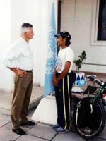 Vieira de Melo No Timor Leste Pushkar teve a chance de conversar com o embaixador Sérgio Vieira de Melo, chefe da delegação da ONU naquele país. Melo viria a falecer no Iraque.