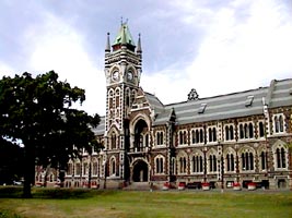 Dunedin: Reitoria da universidade de Otago, a mais antiga do pais. Dunedin , que significa cidade de Edin foi fundada por escoceses. Desta cidade partem passeios para se avistar aves marinhas como pinguins e albatrozes