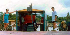 Balsa sobre a represa Camargo, entre Caquende e Capela do Saco, construída com um trator acoplada à uma plataforma de ferro