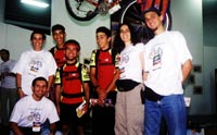 Gabi, Vitor, Eliana e Leo com o pessoal do Bike Courier (no centro)