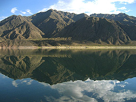 Lago com água do degelo Potrerillos (Mendoza - Argentina)
