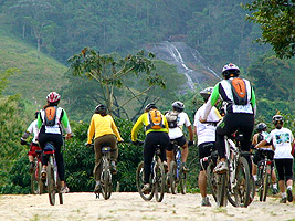 cerca de 50 ciclistas de todo o Brasil percorrem juntos o caminho no Bike Luz