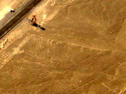 Vista aérea das linhas de Nazca com a estrada e o mirante