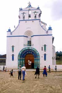 Igreja A igreja do povoado de Zinacantán era o símbolo da resistência contra a invasão estrangeira. O padre foi convidado a se retirar e a igreja foi decorada e reordenada para a fé tradicional daquele povo.