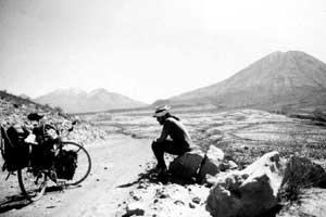 El Misti Com o vulcão El Misti ao fundo, sentei para descansar após a saída de Arequipa, no Peru. Era o começo da escalada andina. O chapéu, avariado por um ataque de cães, ainda servia para proteger do sol.