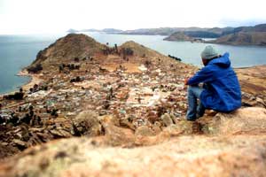 Copacabana A pequena Copacabana e o imenso lago Titicaca. Mal sabia eu que, no dia seguinte, ela estaria totalmente branca e eu preso na cidade por dois dias até que a nevasca passasse.