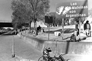 Malvinas A Guerra das Malvinas aconteceu em 1982. Brigaram Argentina e Inglaterra pela posse do arquipélago. Pela placa na fronteira com a Bolívia, parece que assunto ainda não foi encerrado